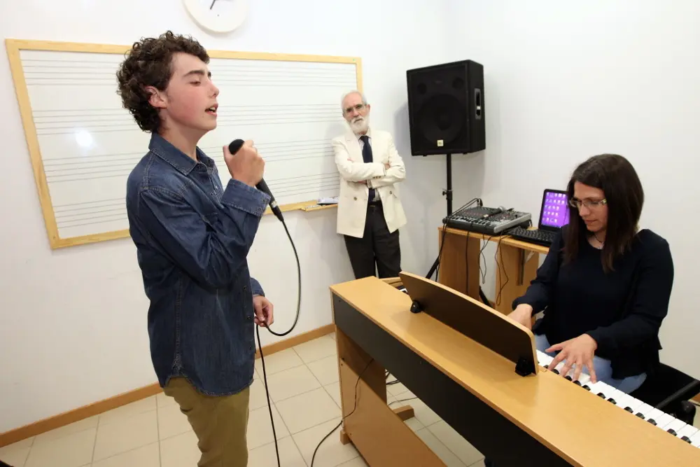 Edgar Bao durante una clase de canto con su madre, María Pardo, ante Paco Rivera