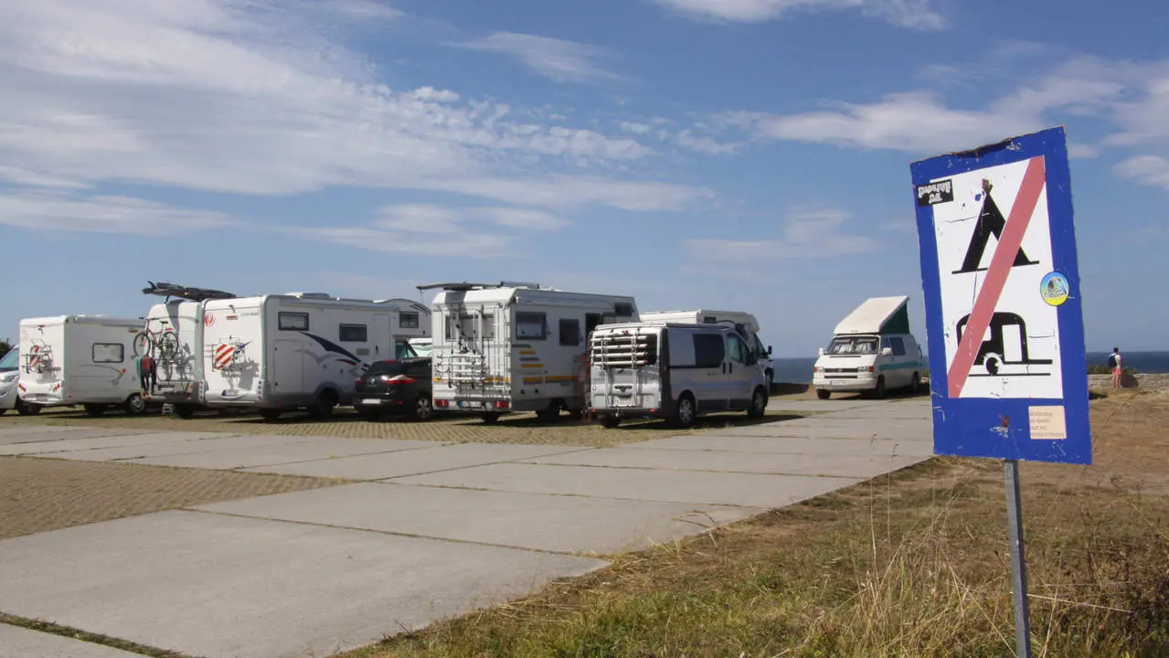 Autocaravanas aparcadas en Barreiros. JM PALEO