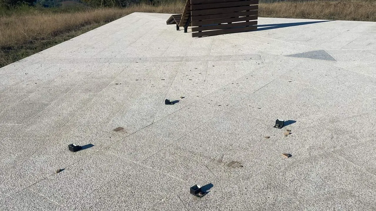 El espacio que ocupaba el banco y en el que todavía se ven los anclajes. CB