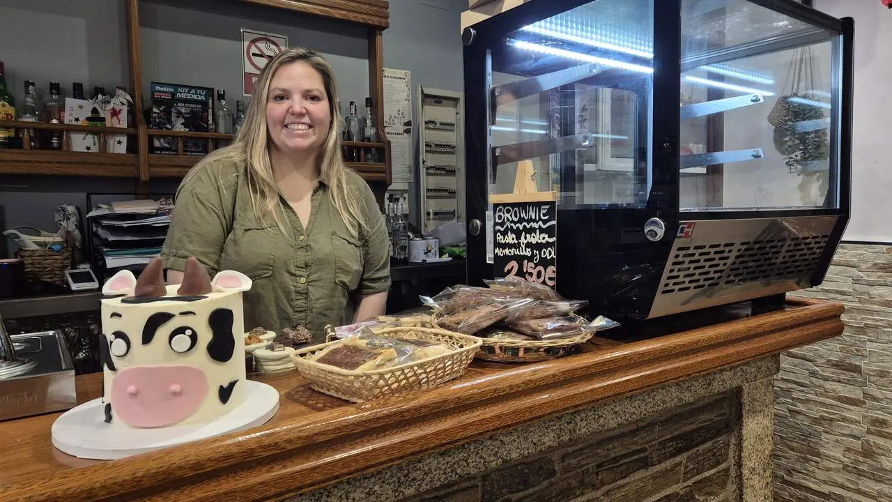 Paula, en el bar Azúmara, donde se pueden probar sus bocados dulces. M.MANCEBO