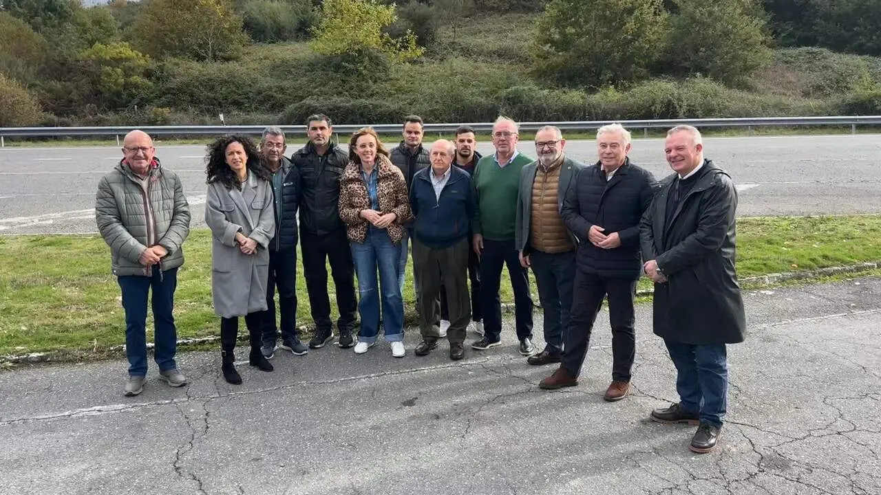 Los representantes del PP, en la N-120 a su paso por Pantón este miércoles. EP