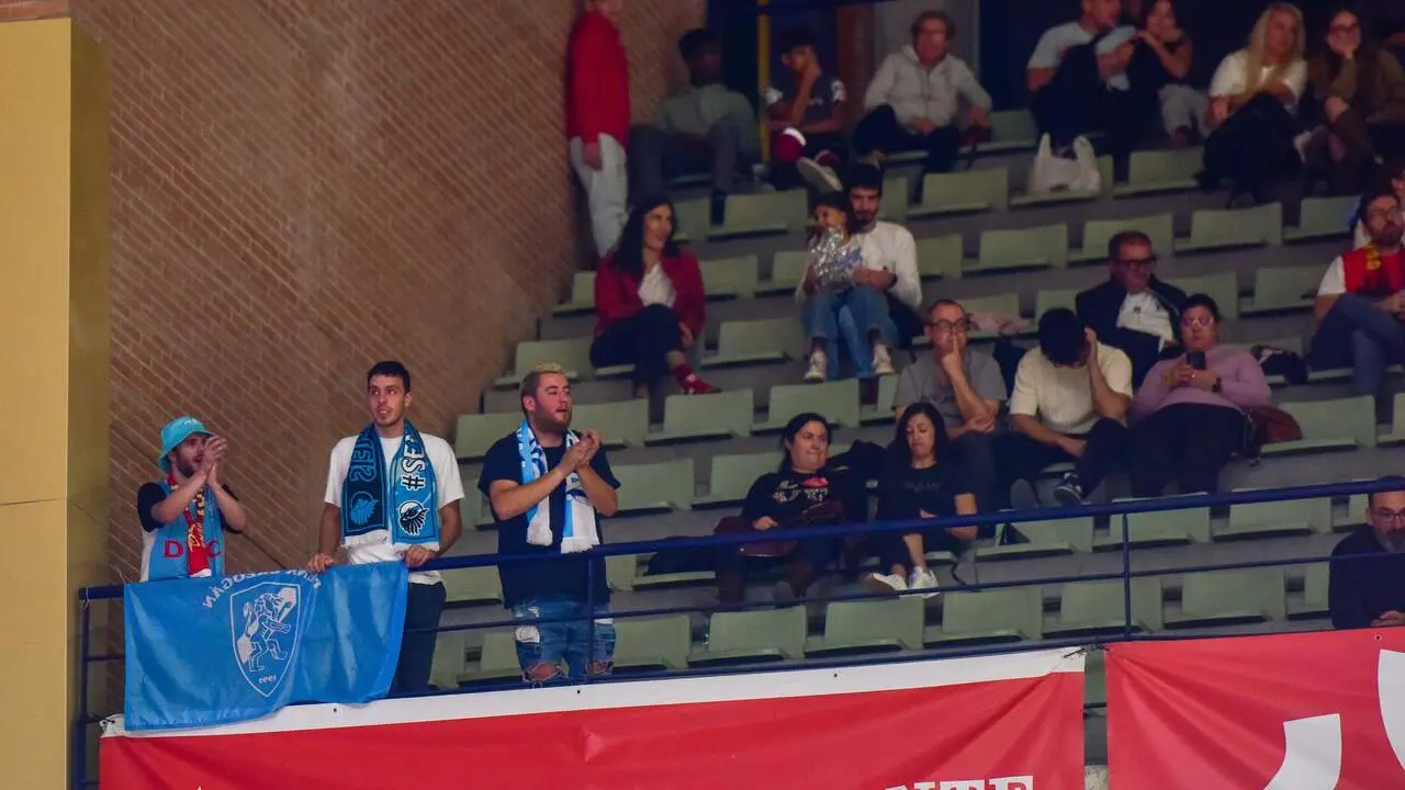 Las tres seguidores del río Breogán, en el Palacio de los Deportes de Murcia.JAVIER BERNAL (ACB PHOTO)
