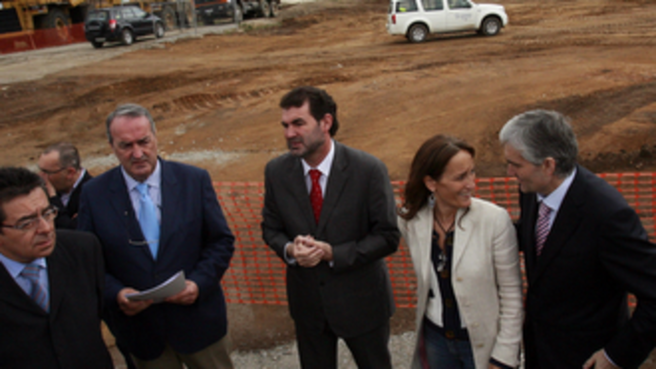 Las autoridades, durante la visita a las obras (Foto: Sebas Senande)