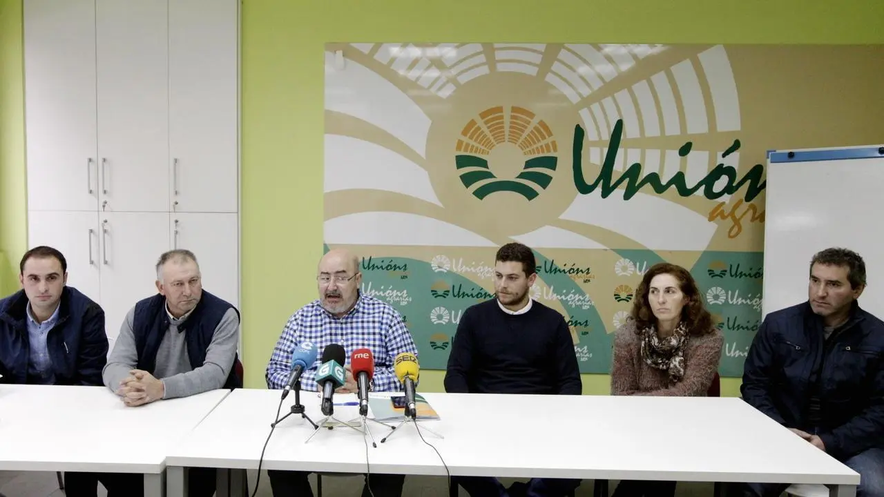 Roberto García, junto a varios ganaderos, en Lugo