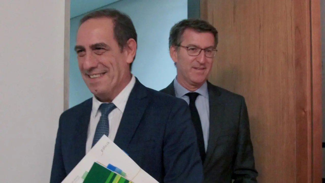 El conselleiro de Facenda, Valeriano Martínez, y Alberto Núñez Feijóo en la rueda de prensa posterior al Consello da Xunta. PEPE FERRÍN