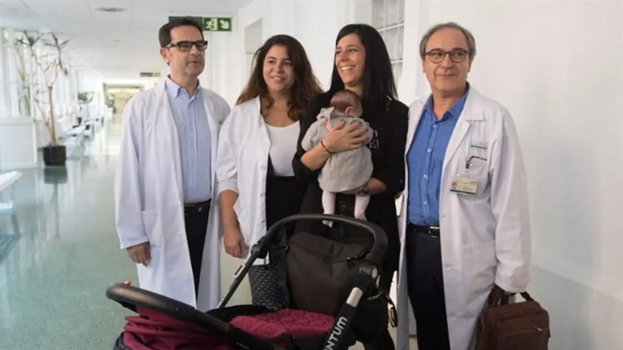 Ginecólogos del Clínic presentan una técnica que permita quedarse embarazadas a mujeres con menopausia precoz.  Los doctores Josep M. Calafell (i), Janisse Ferreri (2i) y Francesc Fàbregas (d), con el primer bebé nacido con este tratamiento.MARTA PÉREZ