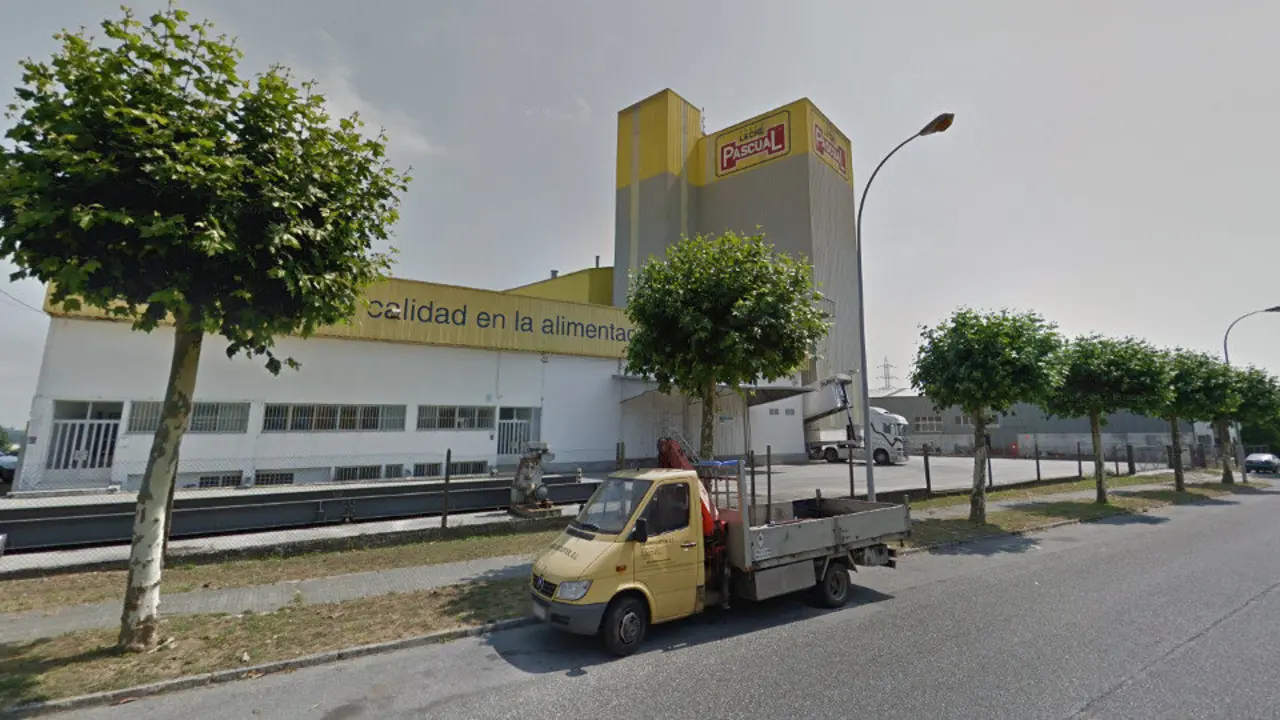 Nave de Leche Pascual en el polígono de O Ceao. GSV