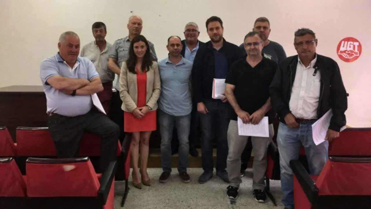 Foto de familia de los asistentes al encuentro del jueves en Viveiro. AMA