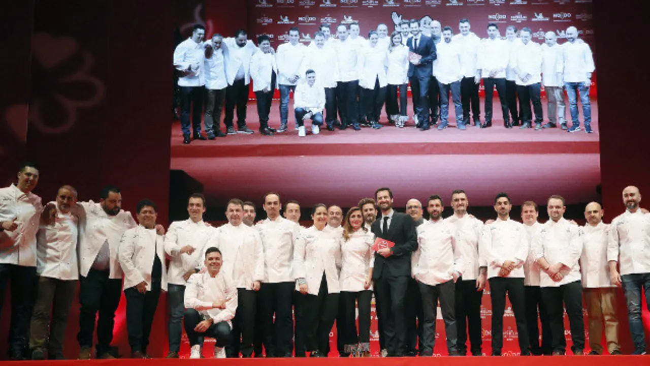 Los cocineros reconocidos con una estrella Michelín posan durante la presentación de la Guía Michelín España y Portugal 2020. JOSÉ MANUEL VIDAL (EFE)