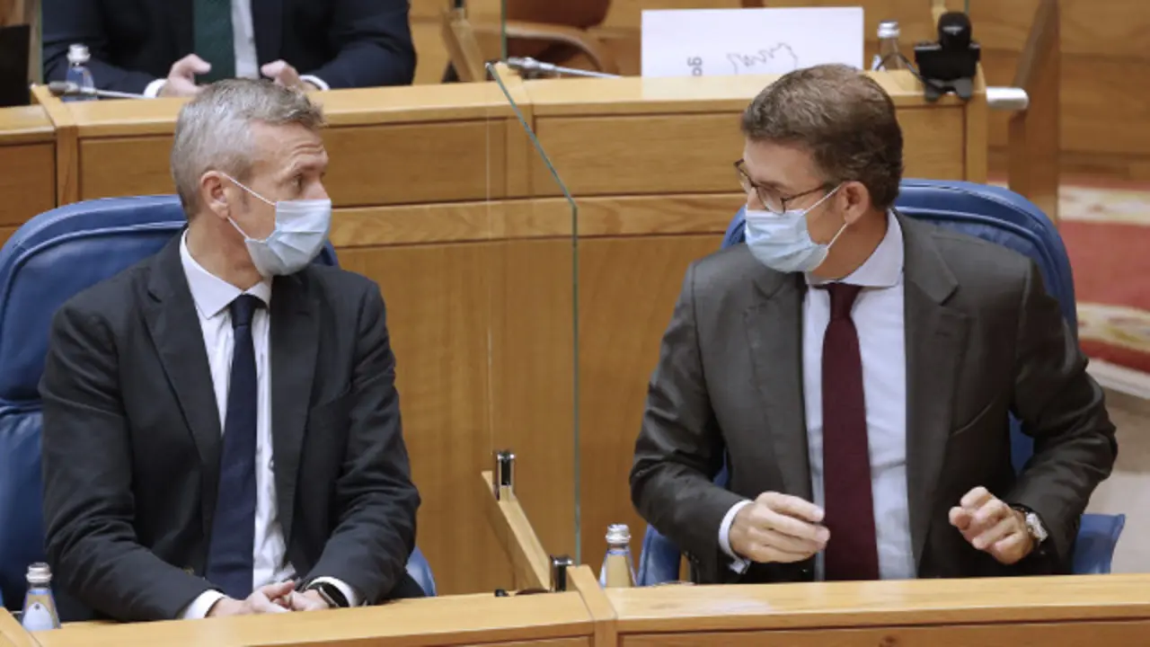 Rueda y Feijóo, en el pleno de este martes. EFE