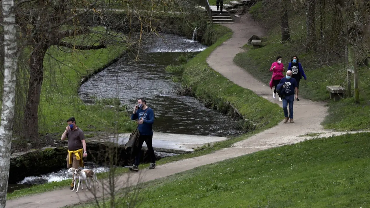 Muchos ciudadanos disfrutaron este domingo del entorno del río Rato. XESÚS PONTE