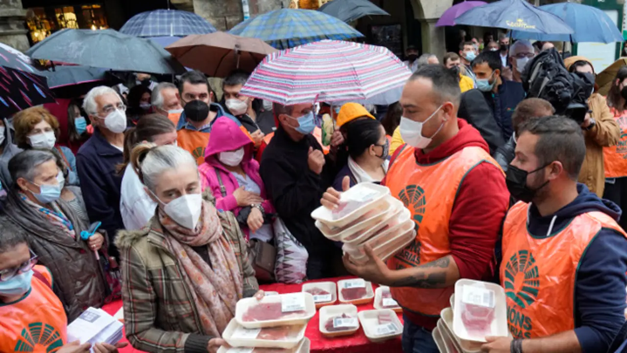 La compostelana Praza do Toural, durante el reparto de carne de Unións Agrarias EUROPA PRESS