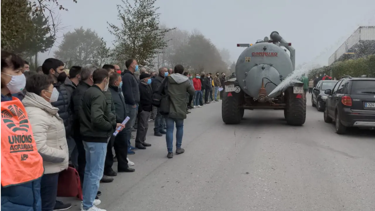 Los ganaderos vacían una cisterna de leche  frente a Lactalis. MARÍA ROCA