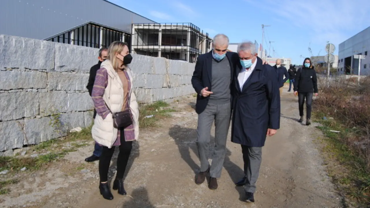 Conde visita el polígono de Os Acivros, en Chantada. MIGUEL PIÑEIROS