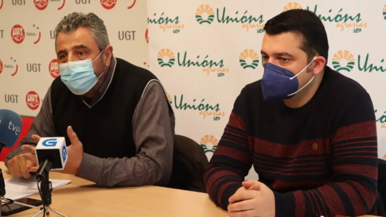 El responsable de Producións Extensivas e Ecolóxicas de UU AA, José Ramón González, y el secretario sectorial de Carne, Iván Raposo, en rueda de prensa. EP