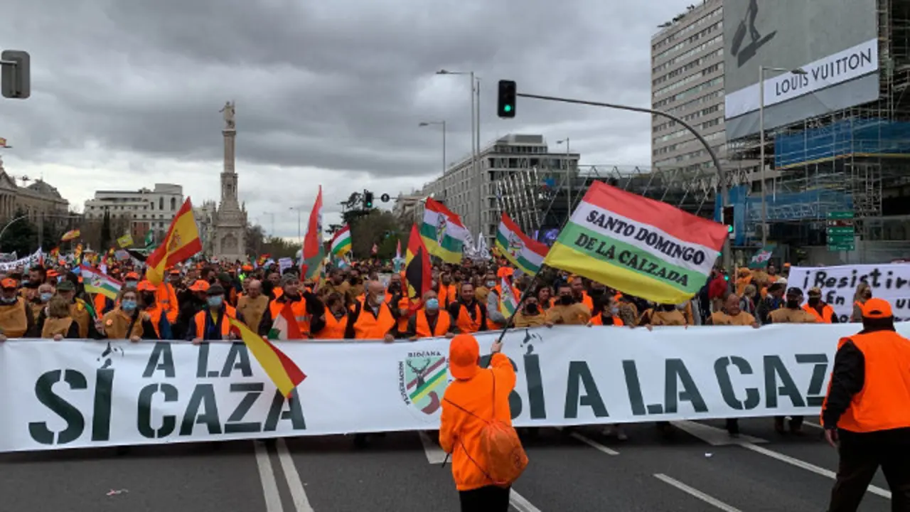 Colectivos de cazadores de distintas comunidades autónomas acudieron este domingo a las protestas en Madrid. EUROPA PRESS