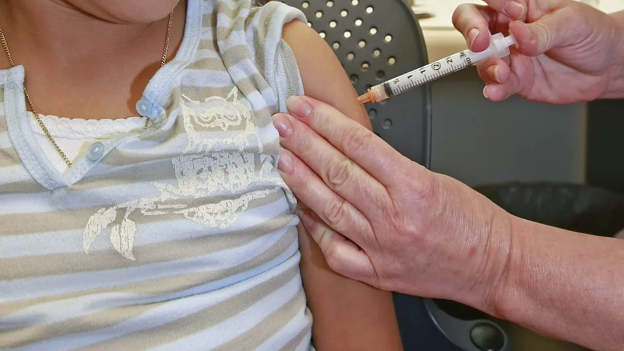 Una niña recibe la vacuna contra la gripe, en una imagen de archivo. AEP