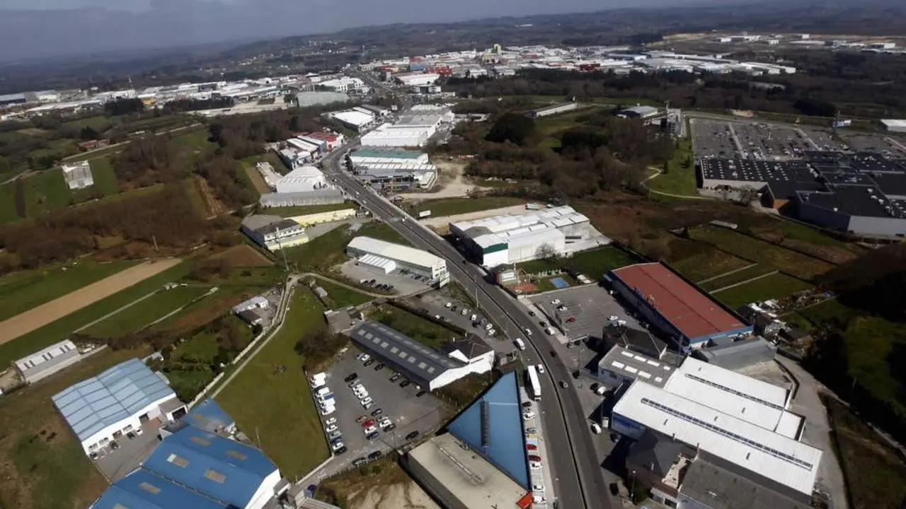 Vista del polígono industrial de O Ceao, que tiene zonas afectadas por el 5% del PXOM que sigue sin entrar en vigor. XESÚS PONTE/AEP