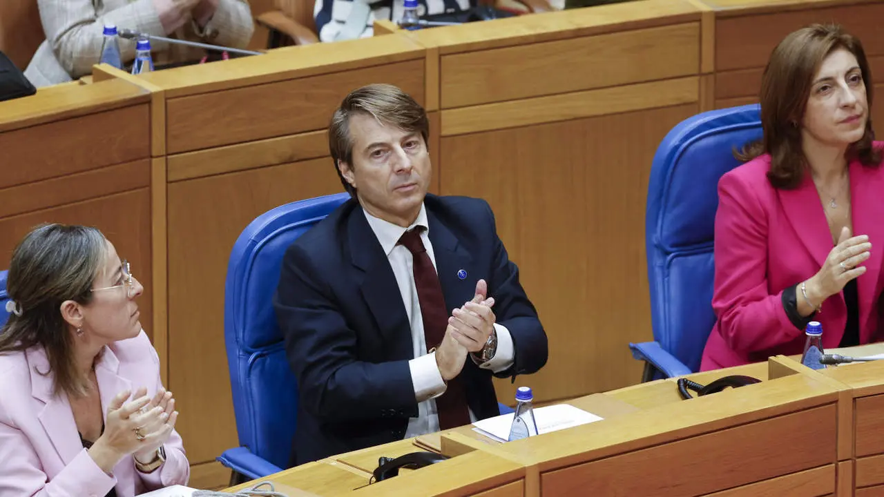 Los conselleiros Ethel Vázquez, Miguel Cargos y Ángeles Vázquez, durante el pleno del Parlamento este miércoles. LAVANDEIRA JR