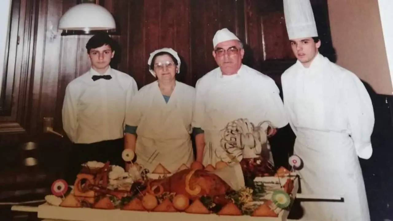 Arriba, Manuel y Javier con sus padres en el Montero, y abajo, de izquierda a derecha, Manuel, Ángeles y Javier. J.M.