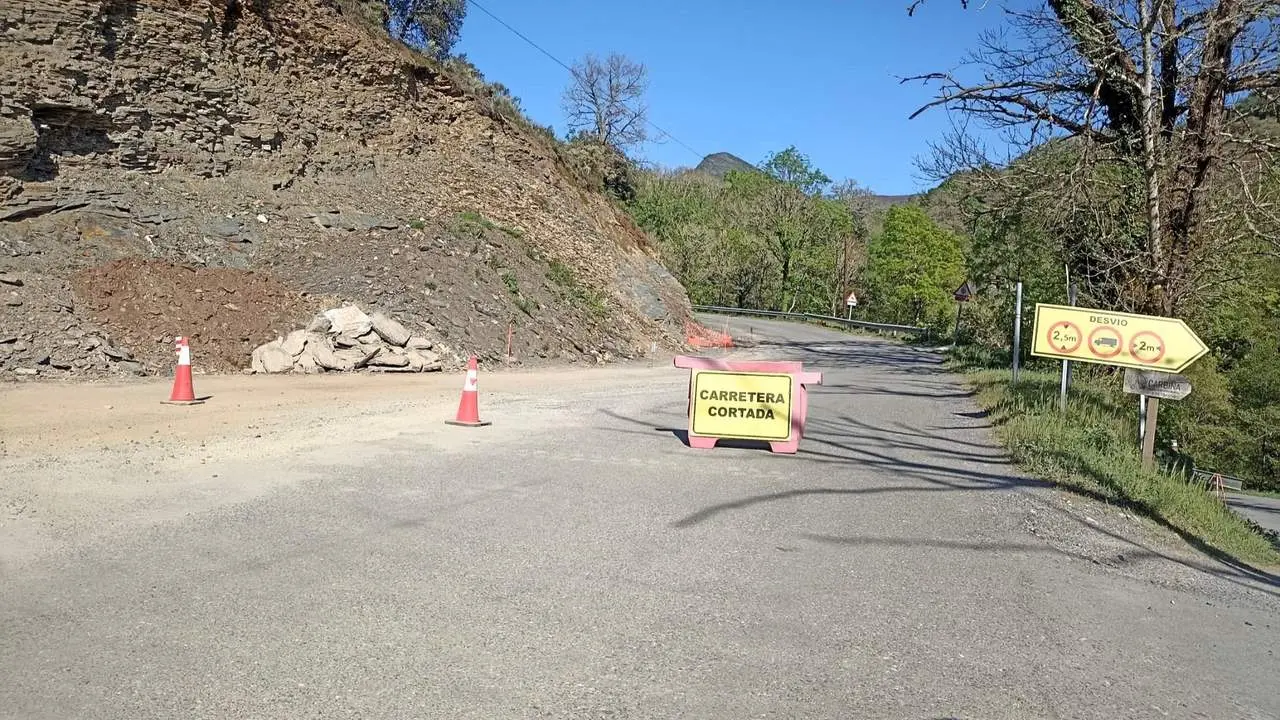 Punto de la LU-651 donde se coge el desvío. EP