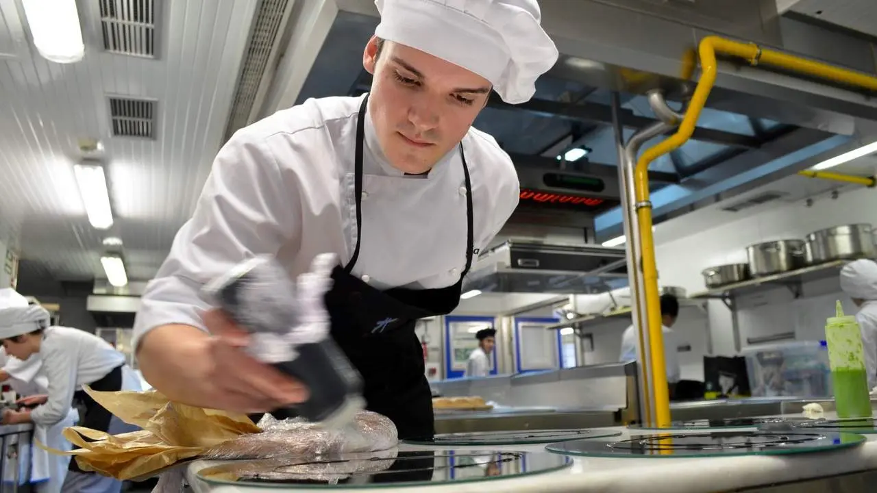 Un cocinero prepara su plato. AEP