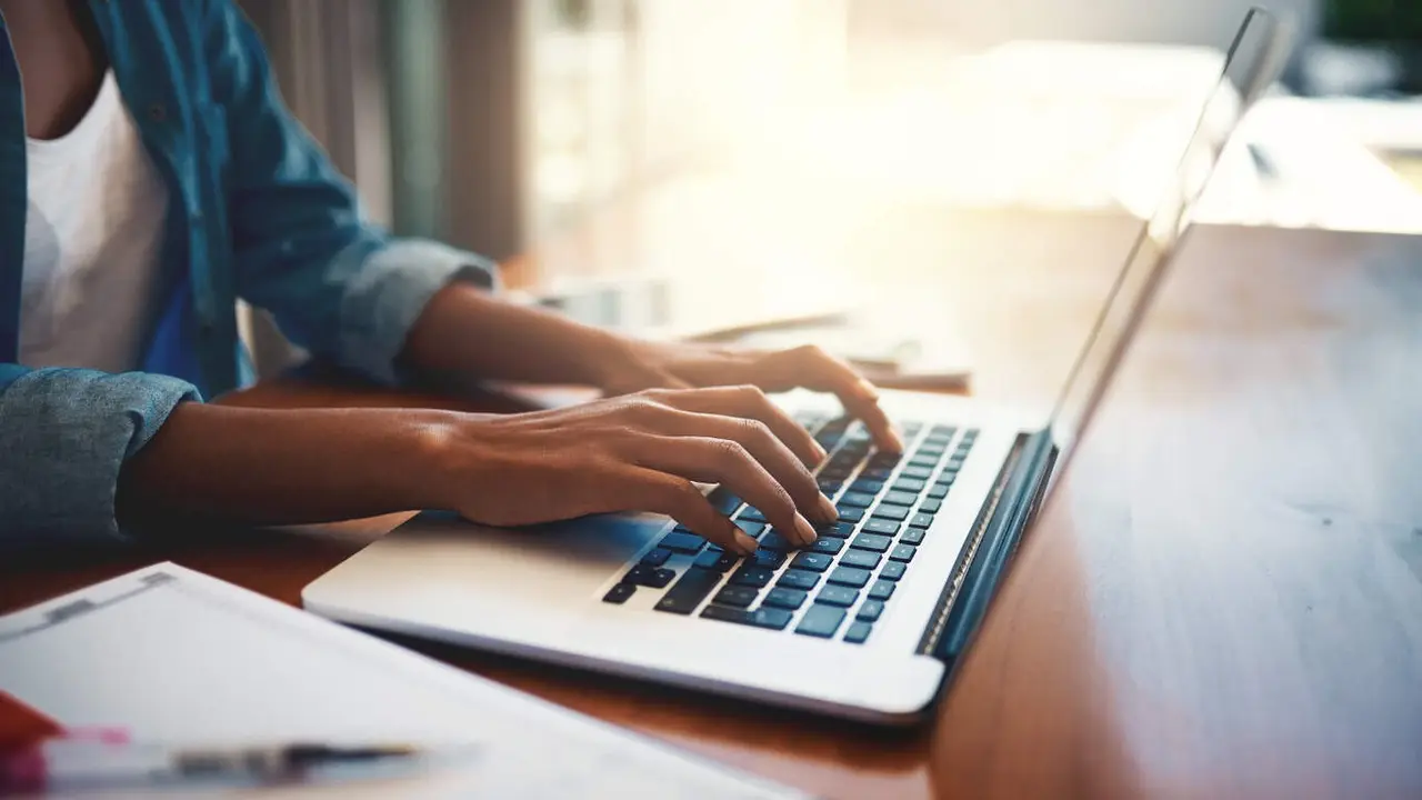 Una persona trabaja en un ordenador. ARCHIVO