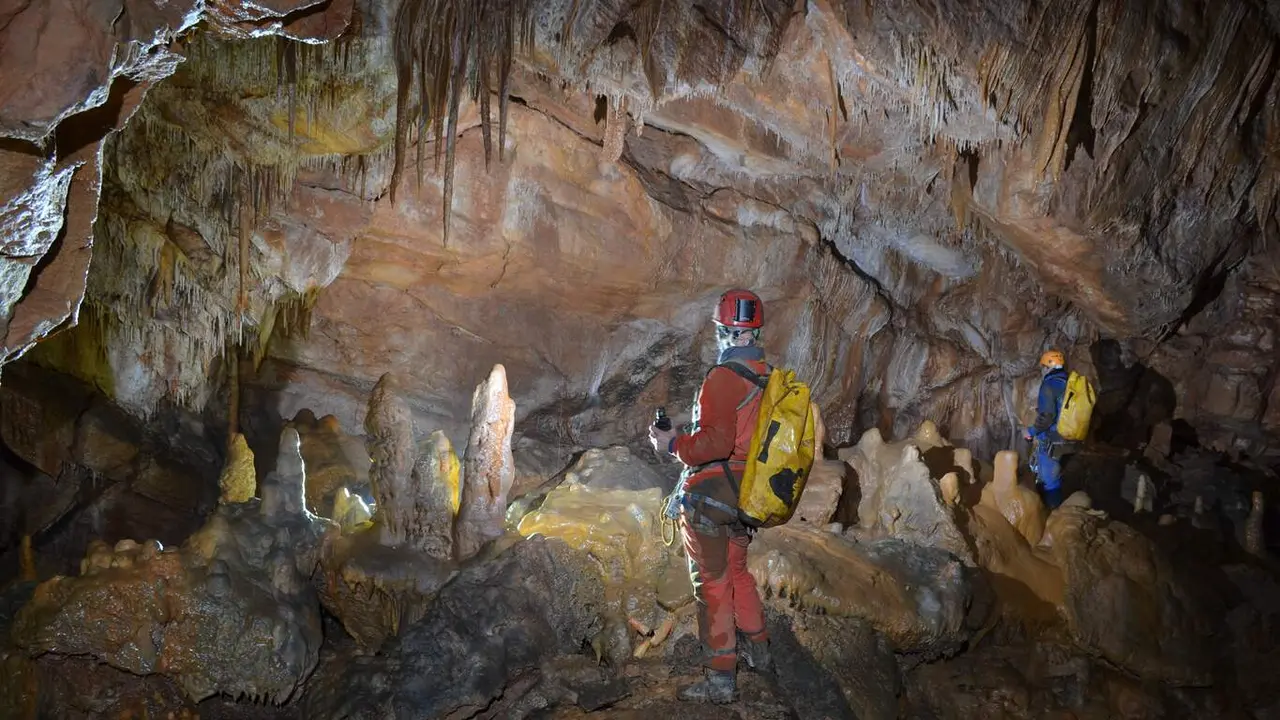 Vista del interior de la sima de Aradelas. MONTAÑAS DO COUREL