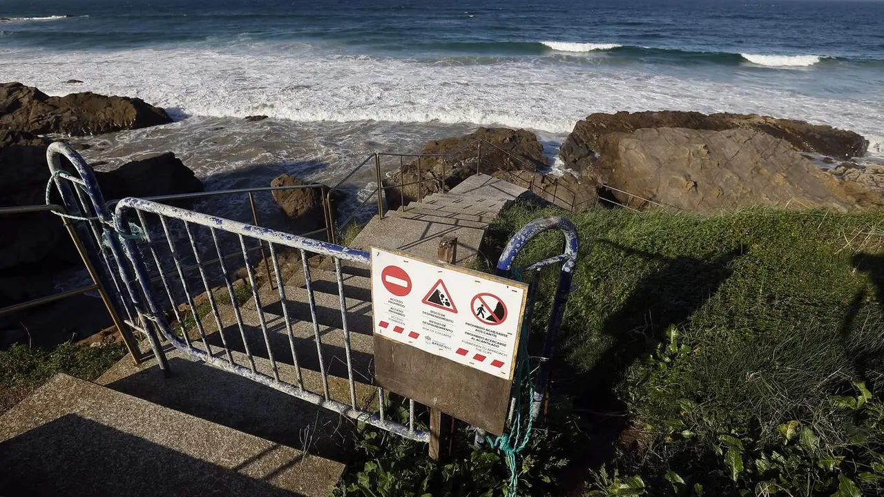 Acceso cerrado a la playa de San Bartolo en Barreiros por derrumbes y socavones.
