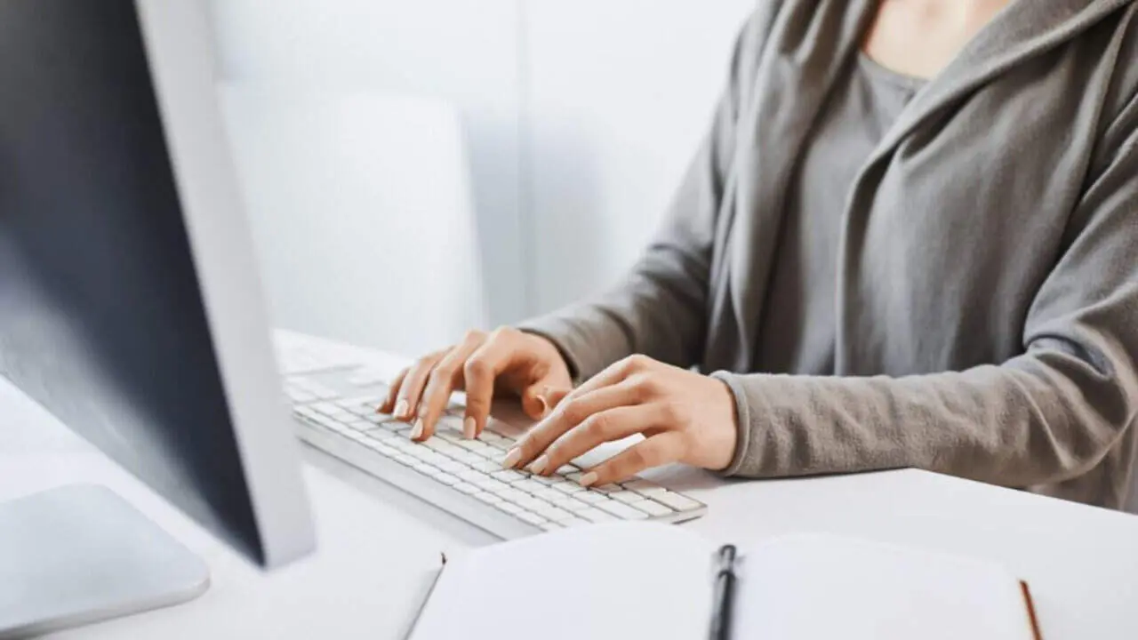 Una chica trabaja en su ordenador. EP