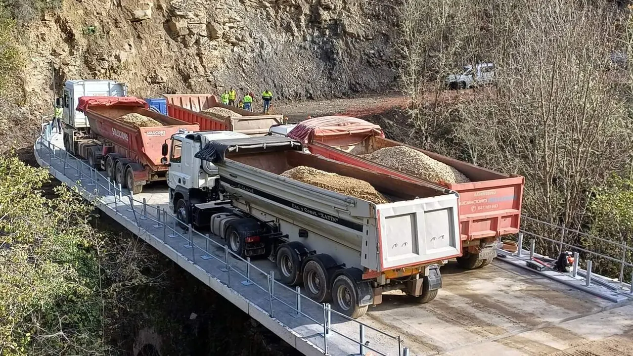 Camiones con material de obra en la carretera LU-651. EP