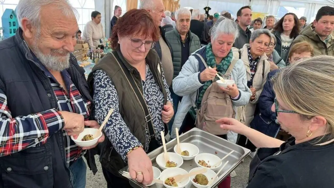 Un momento de la cata en el showcooking de la Feira do Mel de Muras. C.Arias