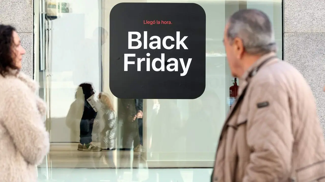 Un escaparate con un cartel de Black Friday. EP