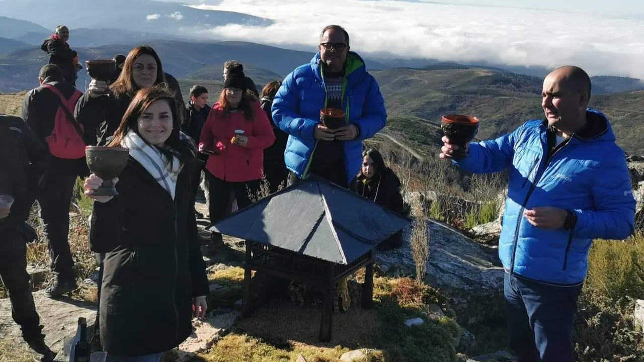 CELEBRACIÓN DE FIN DE AÑO EN LA PENA DOS CATRO CABALEIROS, EN EL LÍMITE DE LOS CONCELLOS DE O INCIO, SAMOS, FOLGOSO DO COUREL Y A POBRA DO BROLLÓN