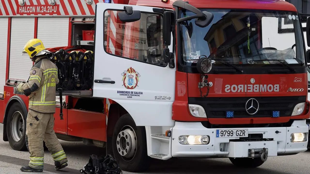 Una intervención de los bomberos de Barreiros. JMª ÁLVEZ