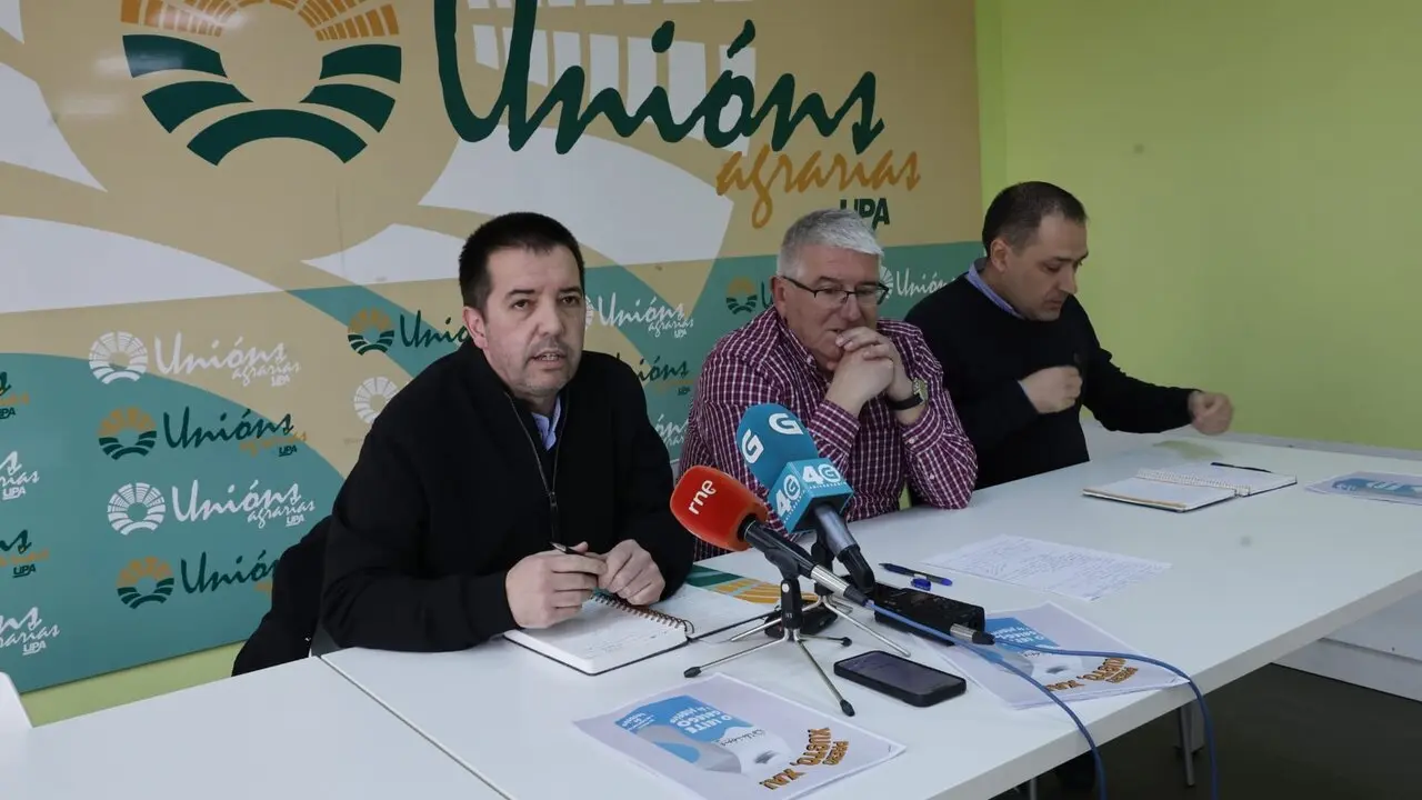 Óscar Pose, Félix Porto y Miguel Tomé, en la rueda de prensa de Unións Agrarias en Lugo. XESÚS PONTE