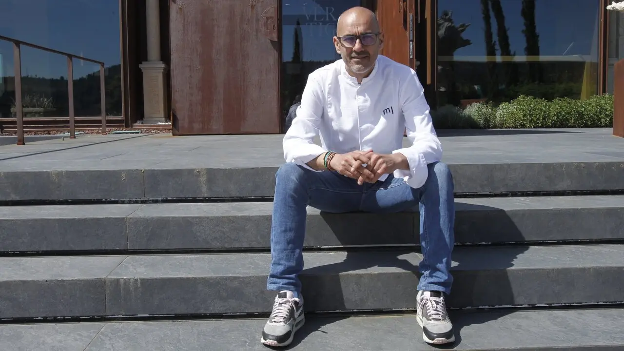 El chef Rafa Centeno, a las puertas del restaurante Vértigo, en Regina Viarum (Sober). MIGUEL PIÑEIRO (AEP)