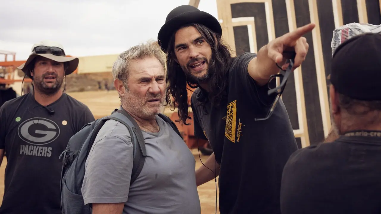 Oliver Laxe y Sergi López durante el rodaje de 'Sirat'. QUIM VIVES