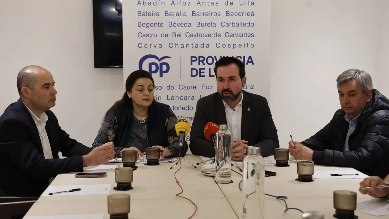 Héctor Corujo, Lola Castro, Antonio Ameijide y Jesús Núñez, en la rueda de prensa en la que anunciaron una moción para reclamar a la Diputación la residencia de mayores de Folgoso. XESÚS PONTE