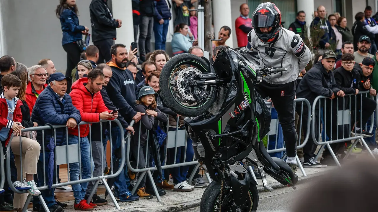 Un momento de la exhibición acrobática. JOSÉ Mª ÁLVEZ