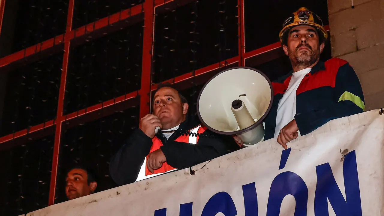 El presidente del comité, José Antonio Zan (centro), en una protesta de los trabajadores. JOSÉ Mª ÁLVEZ