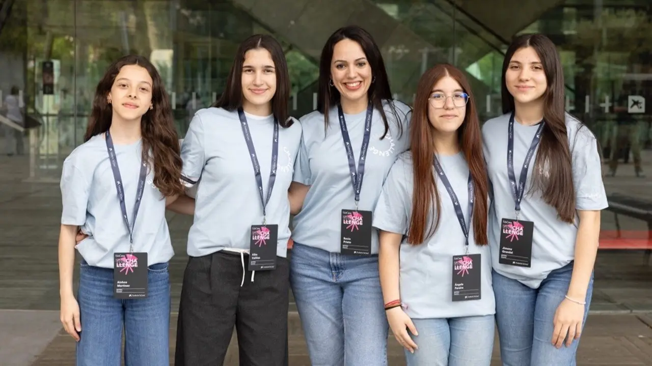 Rocío Prieto (centro) junto a las cuatro alumnas creadoras del proyecto QUITINA: Ángela Pereira, Alba Valiños, Ainhoa Martínez y Jimena Grandal. EDUCAIXA