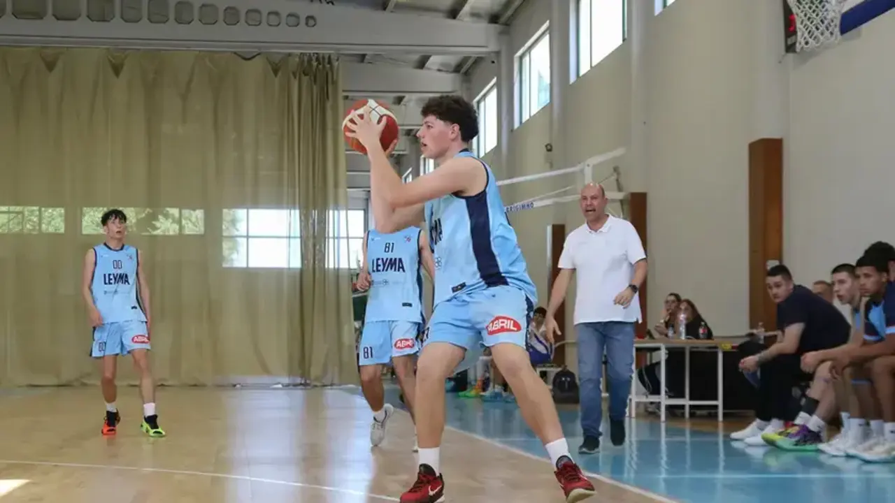 Unha imaxe da pasada xornada no duelo do Estudiantes co Marín. Foto: Fernando Lugilde