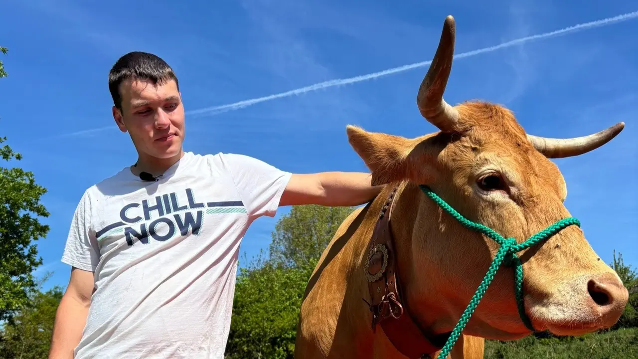 Linda y su dueño, Rubén López Rodríguez. TVG