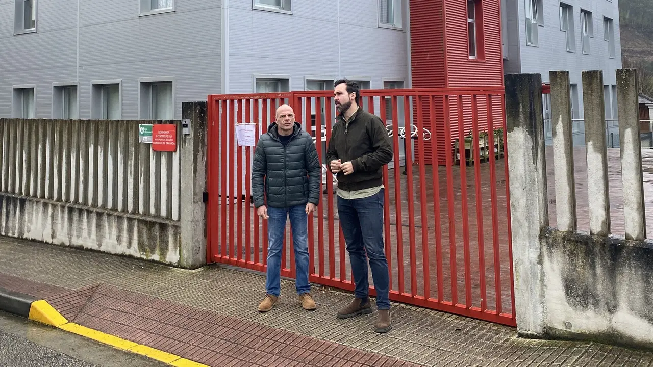 Los portavoces del PP en el Concello de Trabada y en la Diputación, junto a la residencia.