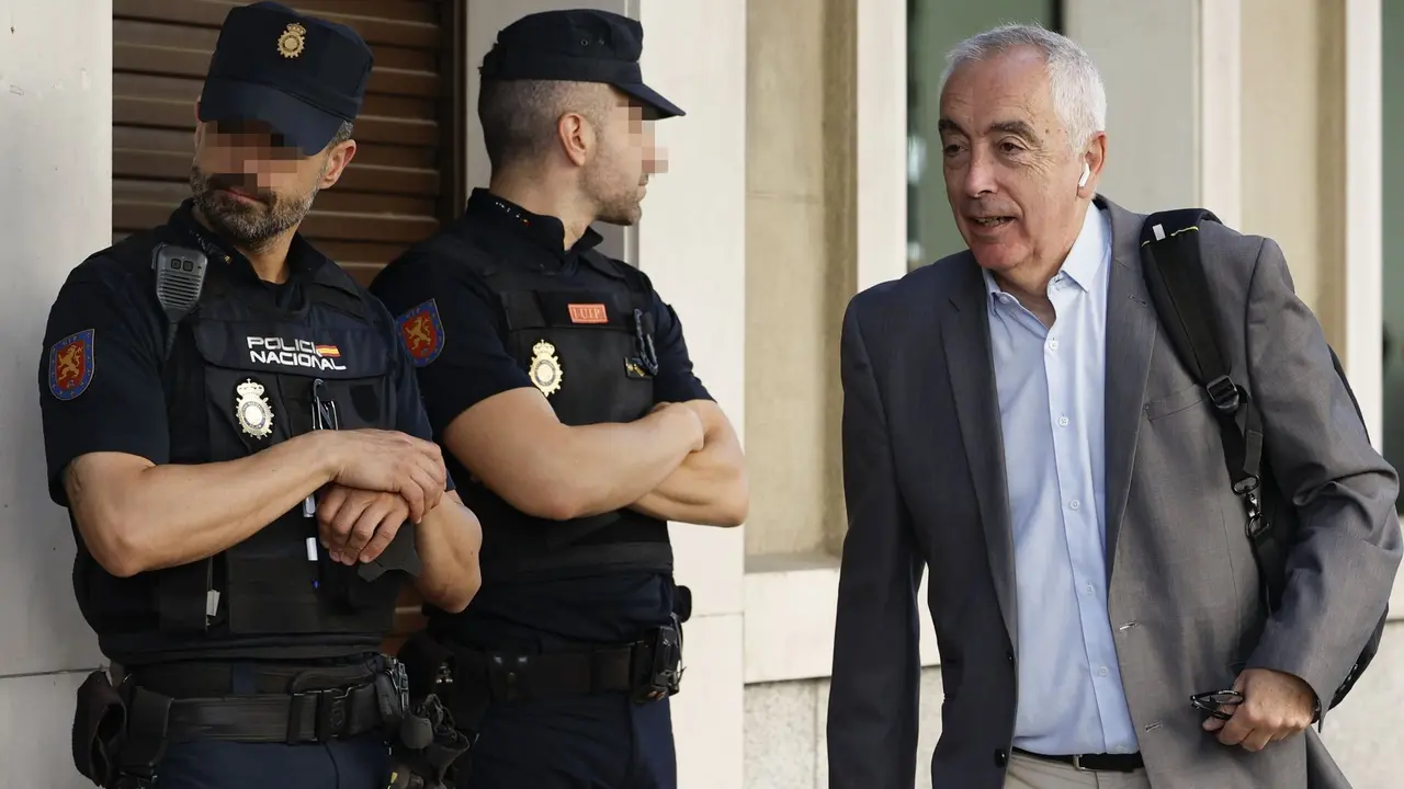 César Mogo, entrando en la sede de Ferraz, la semana pasada. JAVIER LIZÓN (EFE)