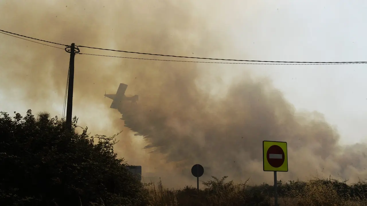 Un avión sobrevuela uno de los incendios de Monforte. MIGUEL PIÑEIRO