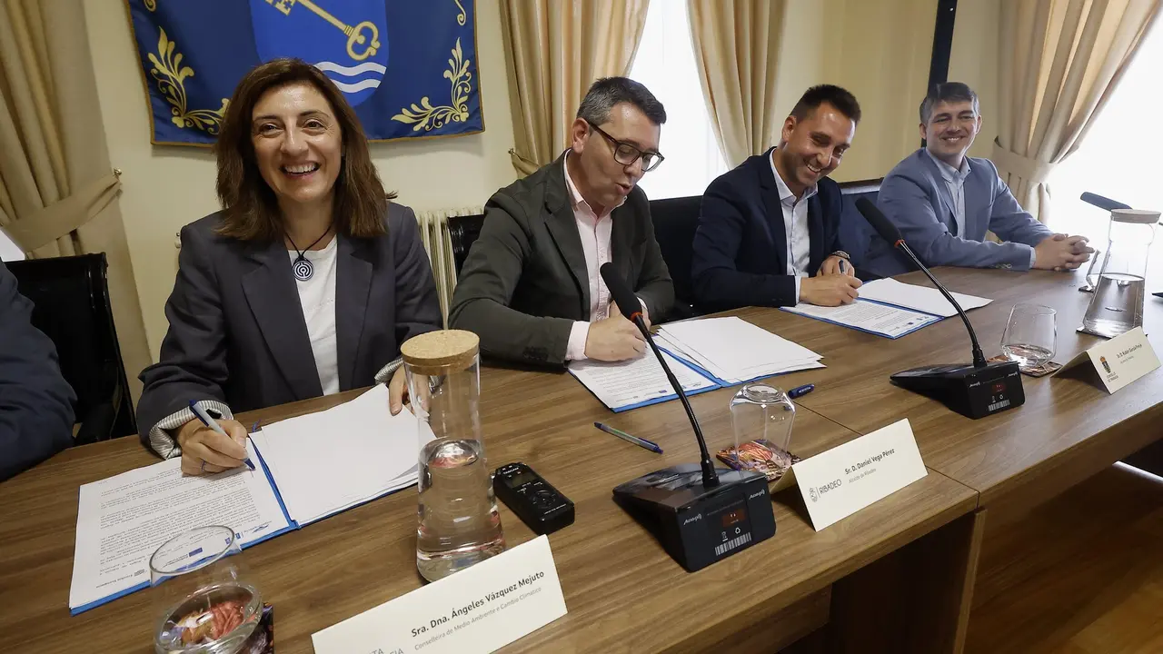 FIRMA DE UN CONVENIO ENTRE LA XUNTA EL CONCELLO DE RIBADEO Y EL CONCELLO DE TRABADADA PARA LA MEJORA DE LA TRAIDA DEL AGUA