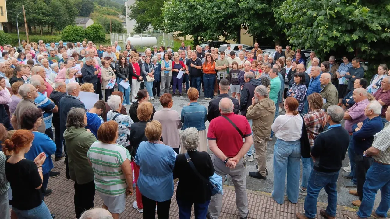 Vecinos que se concentraron delante del centro de salud de A Pontenova convocados por el alcalde.