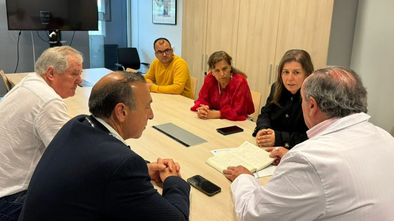 Reunión de Ares con regidores de A Mariña. EP
